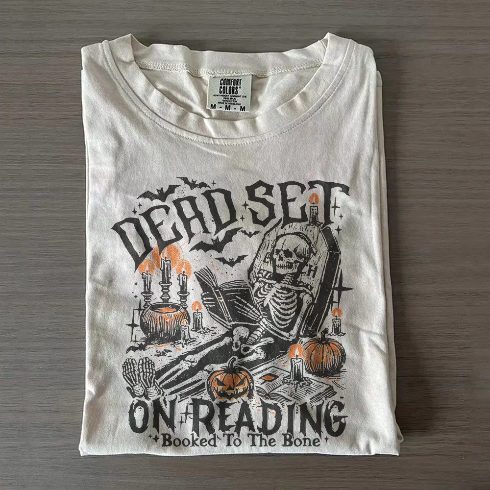 Spooky Bookworm Skeleton – Vintage Fall Halloween Humor T-Shirt