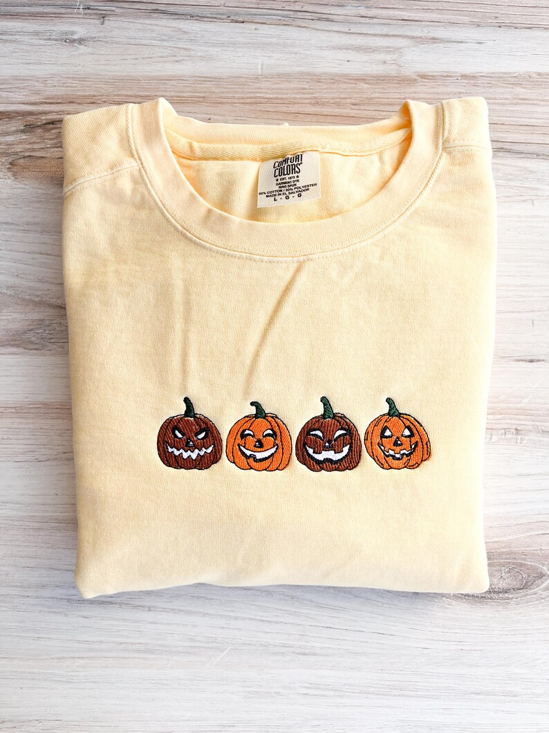 Halloween Pumpkin Embroidered Sweatshirt – Premium Comfort Sweatshirt